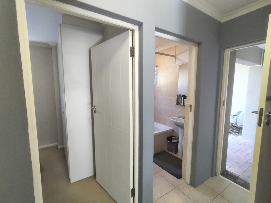 To Let 1 Bedroom Property for Rent in Silver Oaks Western Cape